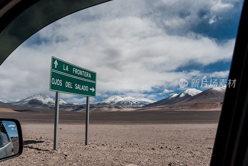 智利阿塔卡马沙漠，Ojos del Salado火山公路标志